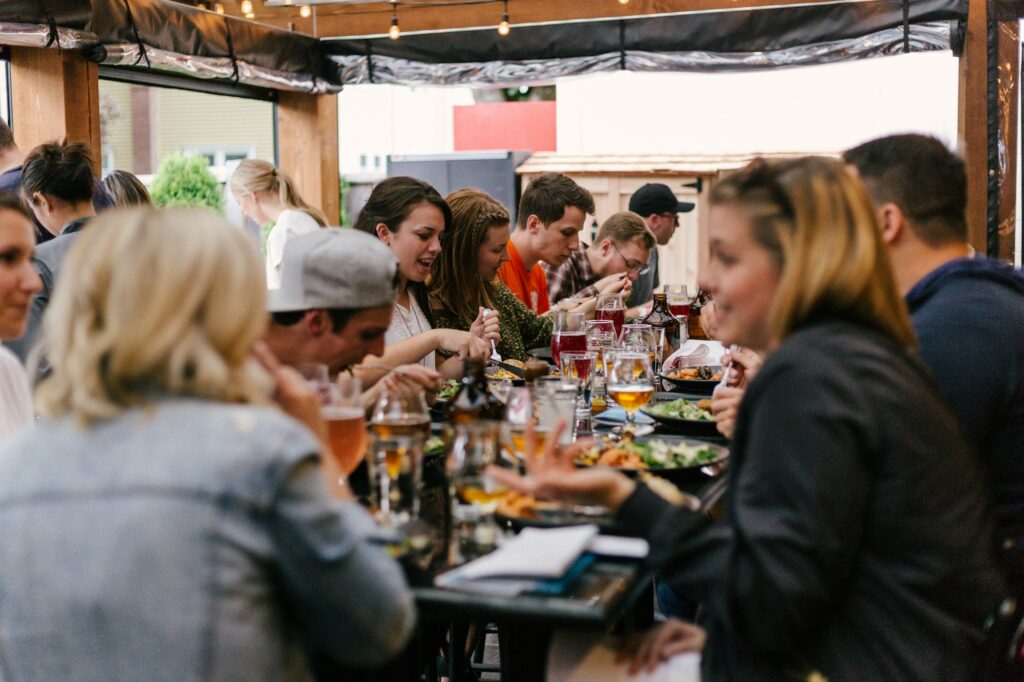 Menschen beim gemeinsamen Essen als Bildplatzhalter für einen River Friends Anlass